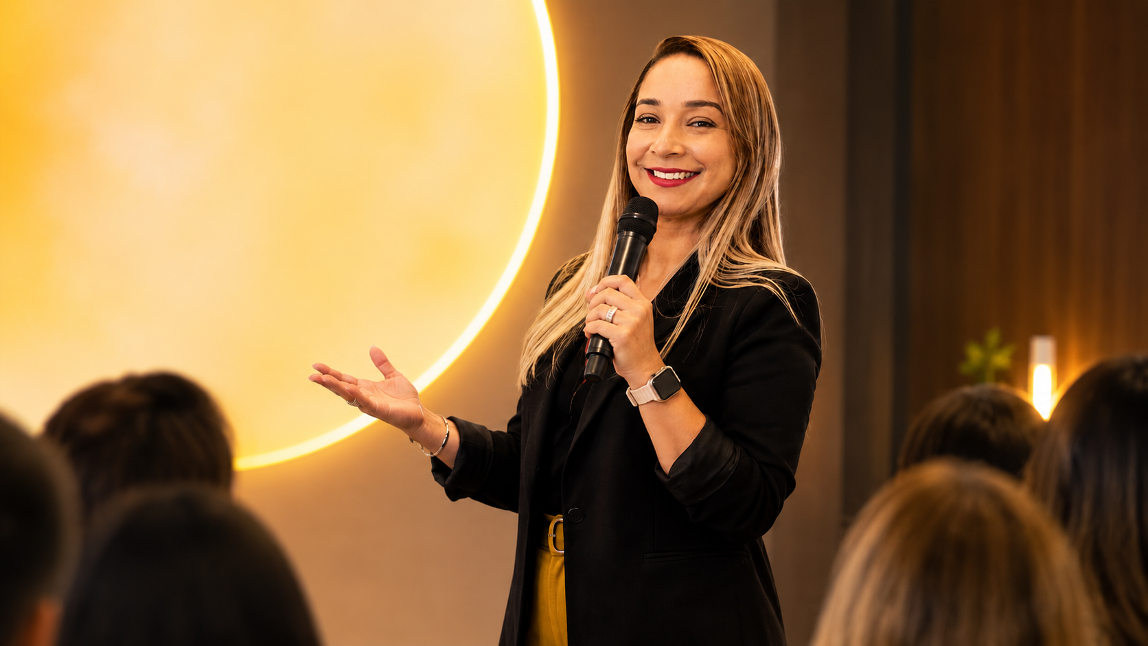 Iara Souza, psicóloga, conduzindo uma palestra sobre saúde mental no ambiente corporativo